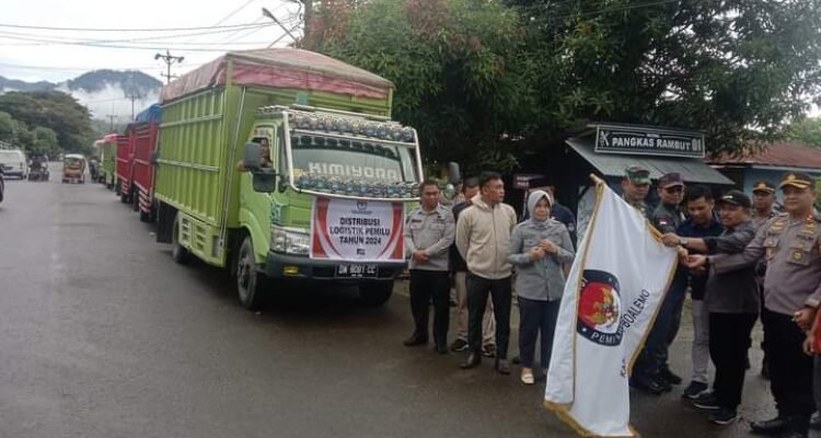 Pelepasan Logistik Pemilu 2024 Oleh Penjabup Boalemo Sherman Moridu bersama unsur Forkopimda