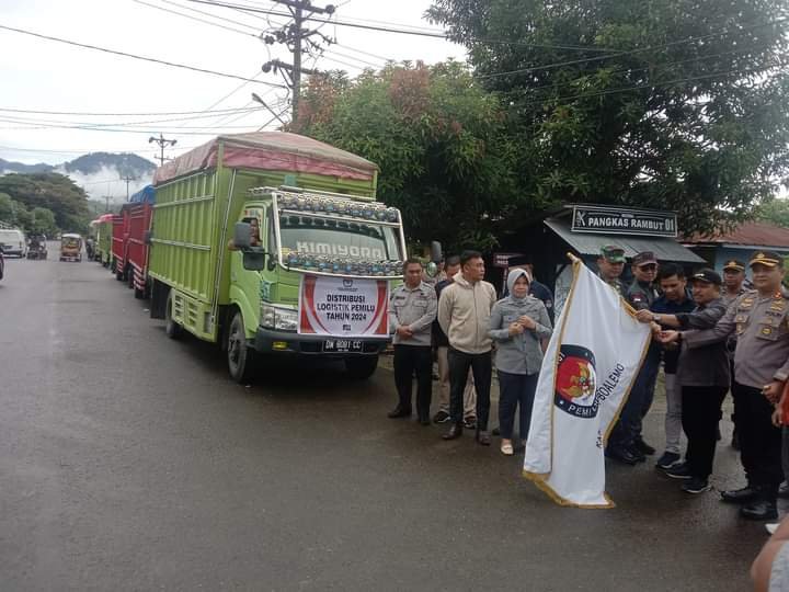 Pelepasan Logistik Pemilu 2024 Oleh Penjabup Boalemo Sherman Moridu bersama unsur Forkopimda