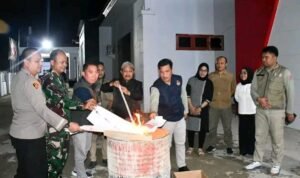 Pemusnahan surat suara rusak oleh Penjabup Boalemo bersama unsur Forkopimda