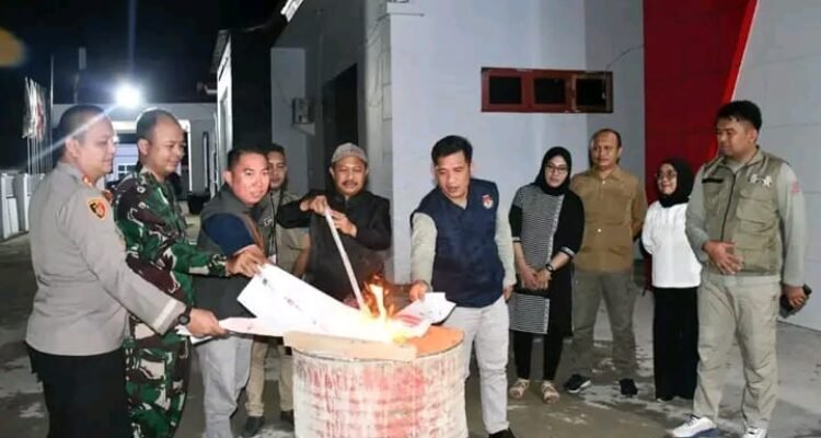 Pemusnahan surat suara rusak oleh Penjabup Boalemo bersama unsur Forkopimda