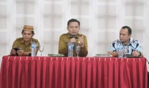 Penjabat Sekda Boalemo, Supandra Nur saat memberikan penguatan tentang pengelolaan dana BOS di kabupaten Boalemo