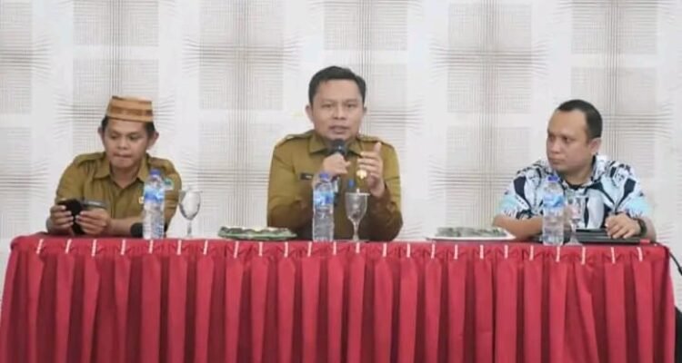 Penjabat Sekda Boalemo, Supandra Nur saat memberikan penguatan tentang pengelolaan dana BOS di kabupaten Boalemo