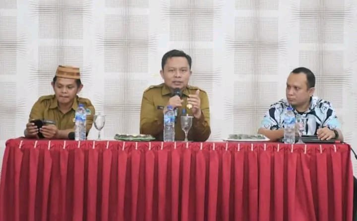 Penjabat Sekda Boalemo, Supandra Nur saat memberikan penguatan tentang pengelolaan dana BOS di kabupaten Boalemo
