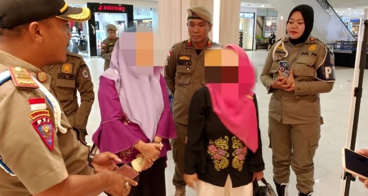 Satpol-PP Provinsi Gorontalo saat melakukan patroli terhadap ASN yang berkeliaran di jam kerja