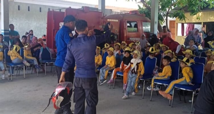 Edukasi penanganan kebakaran terhadap TK ASTER oleh petugas Damkar Provinsi Gorontalo
