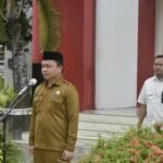Penjabat Sekda Boalemo Supandra Nur saat memimpin apel awal bulan dihalaman kantor bupati Boalemo