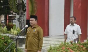 Penjabat Sekda Boalemo Supandra Nur saat memimpin apel awal bulan dihalaman kantor bupati Boalemo