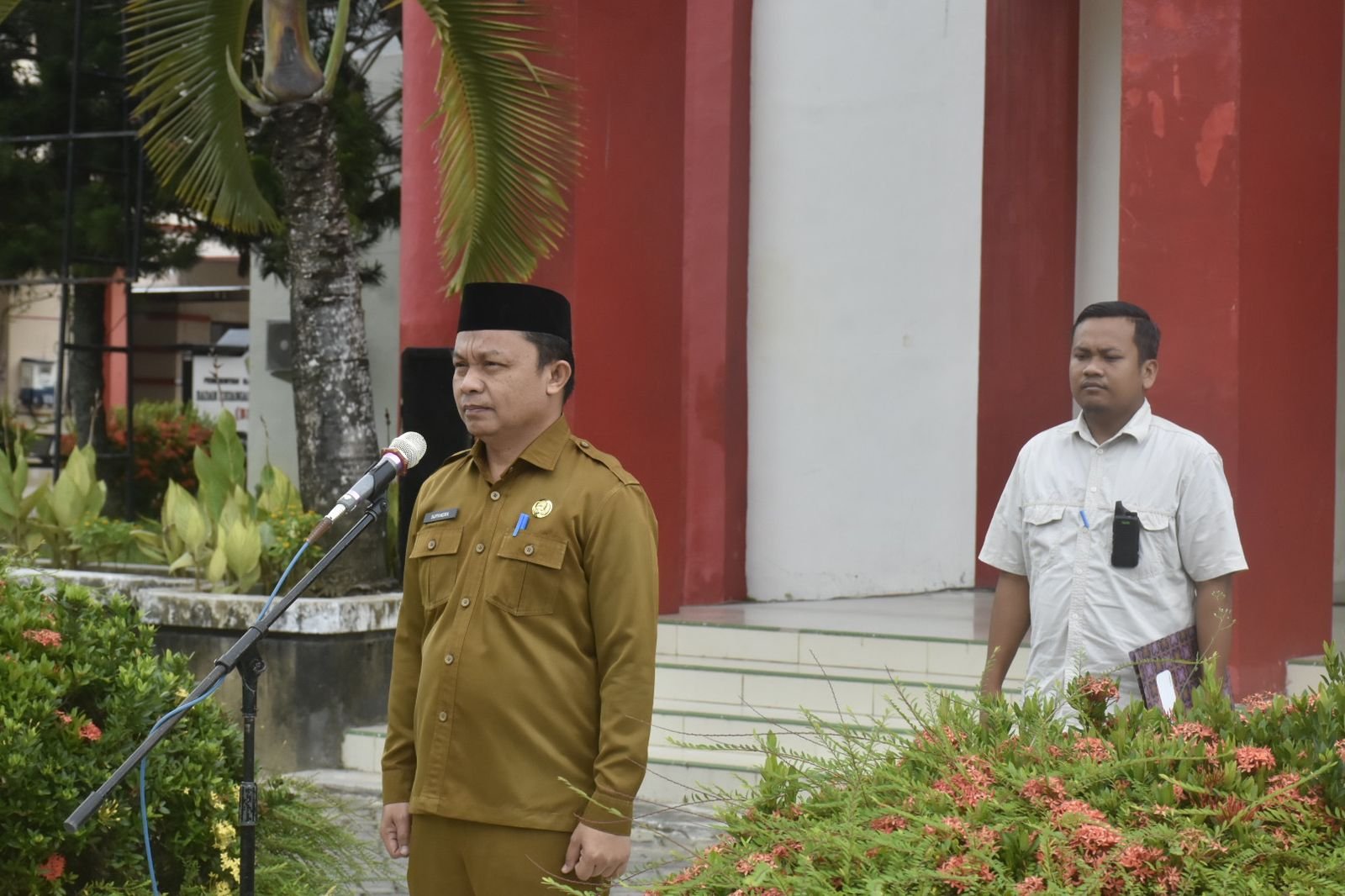 Penjabat Sekda Boalemo Supandra Nur saat memimpin apel awal bulan dihalaman kantor bupati Boalemo