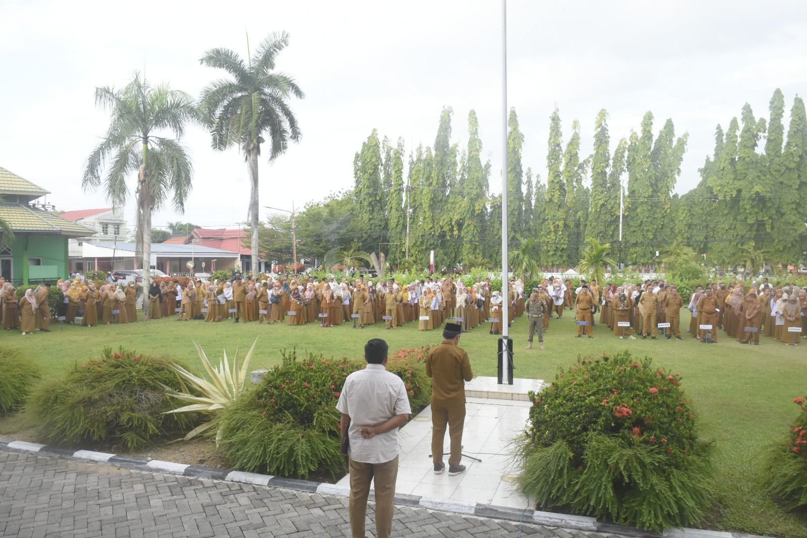 Sekda Supandra saat memimpin apel awal bulan