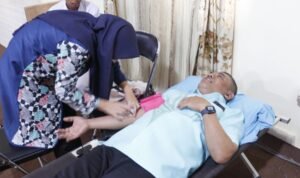 Ketua DPRD Pohuwato Nasir Giasi ikut mendonorkan darah di milad SMSI Ke-7 Tahun