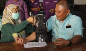Ketua DPRD Pohuwato Nasir Giasi ikut donorkan darah di milas SMSI ke-7 Tahun, yang digelar SMSI Kabupaten Pohuwato (Foto Edi Susanto)