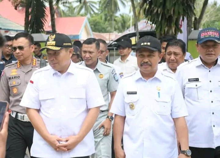 Penjabup Boalemo Sherman Moridu saat mendampingi Penjagub Gorontalo Ismail Pakaya menghadiri launching Samsat pembantu di kecamatan Wonosari