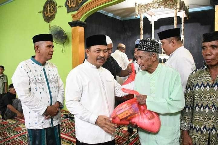 Penjabup Boalemo Sherman Moridu saat menyerahkan bantuan sembako terhadap jamaah mesjid Ar-Rahman