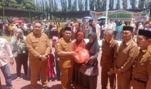 Penyaluran bantuan secara simbolis oleh Penjabup Boalemo Sherman Moridu