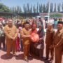 Penyaluran bantuan secara simbolis oleh Penjabup Boalemo Sherman Moridu
