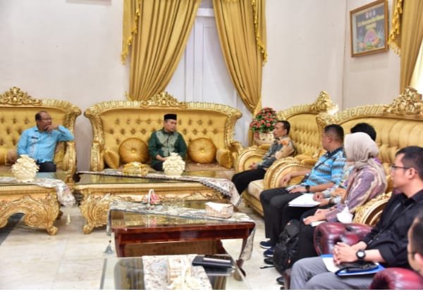 Penjabat Gubernur Gorontalo Ismail Pakaya didampingi Sekretaris Daerah Sofian Ibrahim saat menerima kunjungan Ombudsman RI di Rujab Gubernur,