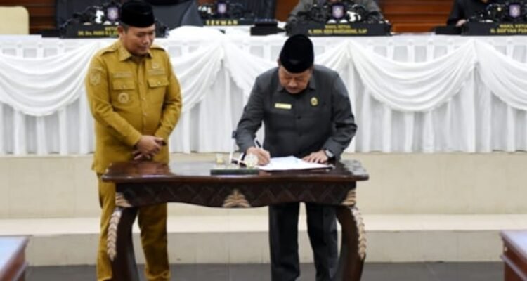Penjagub Gorontalo Ismail Pakaya menyaksikan penandatanganan Ranperda RPJPD 2025-2045 oleh Ketua DPRD Paris RA. Jusuf, pada rapat paripurna,