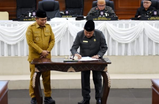 Penjagub Gorontalo Ismail Pakaya menyaksikan penandatanganan Ranperda RPJPD 2025-2045 oleh Ketua DPRD Paris RA. Jusuf, pada rapat paripurna,