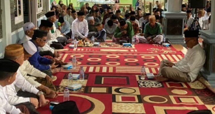 Staf Ahli Gubernur yang juga Plh Asisten III Bidang Administrasi Umum Setda Provinsi Gorontalo, Yosef P. Koton saat menghadiri kegiatan Haul ke-5 KH. Abdul Ghofir Nawawi, di Pondok Pesantren Salafiyah Syafi’iyah