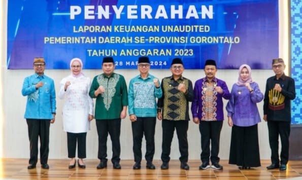 Penjagub Gorontalo Ismail Pakaya bersama kepala daerah se Kabupaten Kota, usai menyerahkan Laporan Keuangan Pemerintah Daerah (LKPD) unaudited tahun anggaran 2023 ke Badan Pemeriksa Keuangan (BPK) Perwakilan Gorontalo