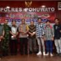 Penjagub Gorontalo Ismail Pakaya didampingi Kapolda Gorontalo dan Bupati Pohuwato bersama perwakilan masyarakat penambang, pemuda dan mahasiswa usai rapat, di ruang rapat Kepolres Pohuwato