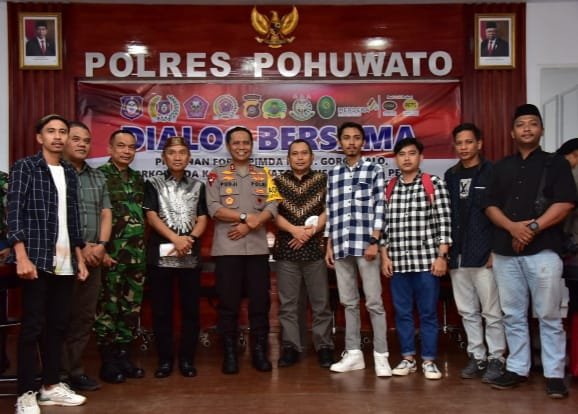 Penjagub Gorontalo Ismail Pakaya didampingi Kapolda Gorontalo dan Bupati Pohuwato bersama perwakilan masyarakat penambang, pemuda dan mahasiswa usai rapat, di ruang rapat Kepolres Pohuwato