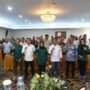 Foto bersama peserta bimtek PPID dengan Kepala Biro Pengadaan Barang/Jasa, Sultan Kalupe, di Hotel Sutan Raja Kotamobagu