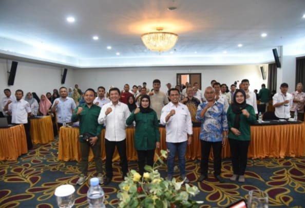 Foto bersama peserta bimtek PPID dengan Kepala Biro Pengadaan Barang/Jasa, Sultan Kalupe, di Hotel Sutan Raja Kotamobagu