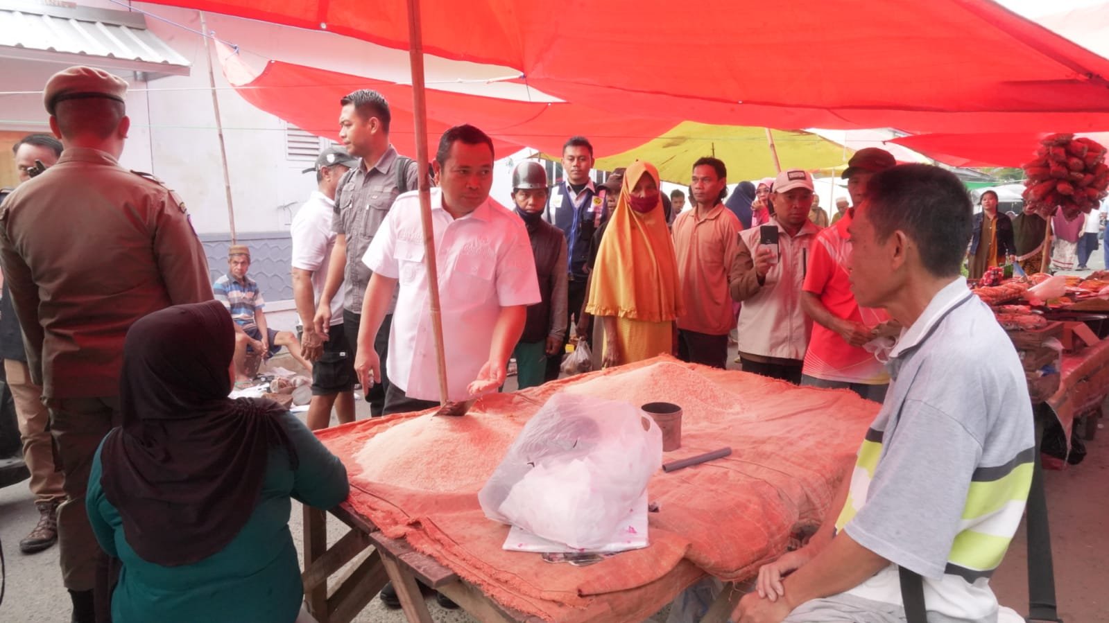Penjagub Gorontalo Ismail Pakaya saat meninjau pelaksanaan pasar murah/Operasi pasar yang berlangsung di Pasar Kampung Bugis Kota Gorontalo