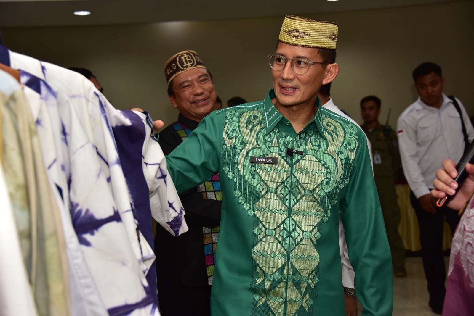 Menparekraf RI Sandiaga Salahuddin Uno saat meninjau UMKM yang turut hadir pada kegiatan peluncuran KEN (Kharisma Event Nusantara) dan Calender of Event Gorontalo