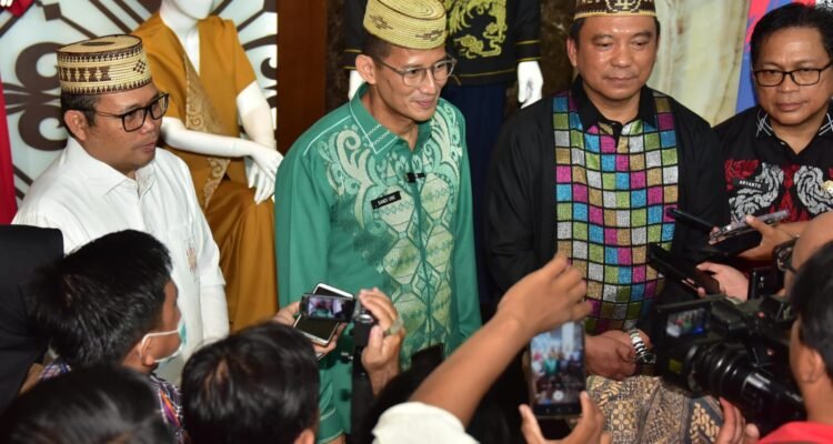 Penjagub Gorontalo Ismail Pakaya saat mendampingi Menparekraf RI Sandiaga Salahuddin Uno pada peluncuran Kharisma Event Nusantara (KEN) dan Calender Of Event Gorontalo, di Aula Bank Indonesia Perwakilan Provinsi