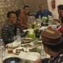 Suasan akrab Syarif Mbuinga bersama 15 aparat desa di Kecamatan Paguat saat buka puasa di Jakarta