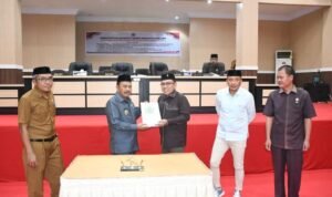 Penjabup Boalemo Sherman Moridu saat menyerahkan tiga buah ranperda ke Ketua DPRD Boalemo Karyawan Eka Putra Noho