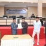 Penjabup Boalemo Sherman Moridu saat menyerahkan tiga buah ranperda ke Ketua DPRD Boalemo Karyawan Eka Putra Noho