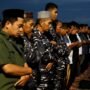Sejumlah warga dan prajurit TNI AL melaksanakan salat Magrib berjemaah usai berbuka puasa bersama di atas KRI Banjarmasin 592 yang bersandar di Pelabuhan Gorontalo