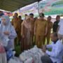 Penjagub Gorontalo Ismail Pakaya saat meninjau pasar murah yang dirangkaikan dengan apel siaga pengamanan pasokan dan harga pangan periode Hari Besar Keagamaan Nasional (HBKN), jelang hari raya Idulfitri 1445 hijriah di lapangan Tibawa, Kabupaten Gorontalo