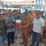 Penjabup Boalemo Sherman Moridu saat menyerahkan bantuan kepada nelayan