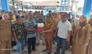 Penjabup Boalemo Sherman Moridu saat menyerahkan bantuan kepada nelayan