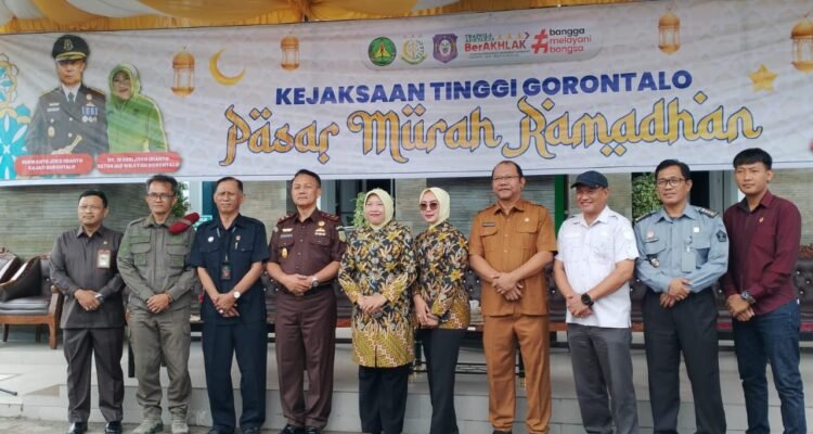 Sekdaprov Gorontalo Sofian Ibrahim bersama Kepala Kejaksaan Tinggi Gorontalo Purwanto Joko Irianto dan jajaran, foto bersama usai pasar murah Ramadan di halaman kantor Kejati