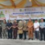 Sekdaprov Gorontalo Sofian Ibrahim bersama Kepala Kejaksaan Tinggi Gorontalo Purwanto Joko Irianto dan jajaran, foto bersama usai pasar murah Ramadan di halaman kantor Kejati