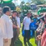 Plt Asisten III Bidang Administrasi Umum Setda Provinsi Gorontalo, Yosef Koton mewakili Penjabat Gubernur Ismail Pakaya saat memberikan santunan dari Baznas pada kegiatan Ramadan Fair 2024