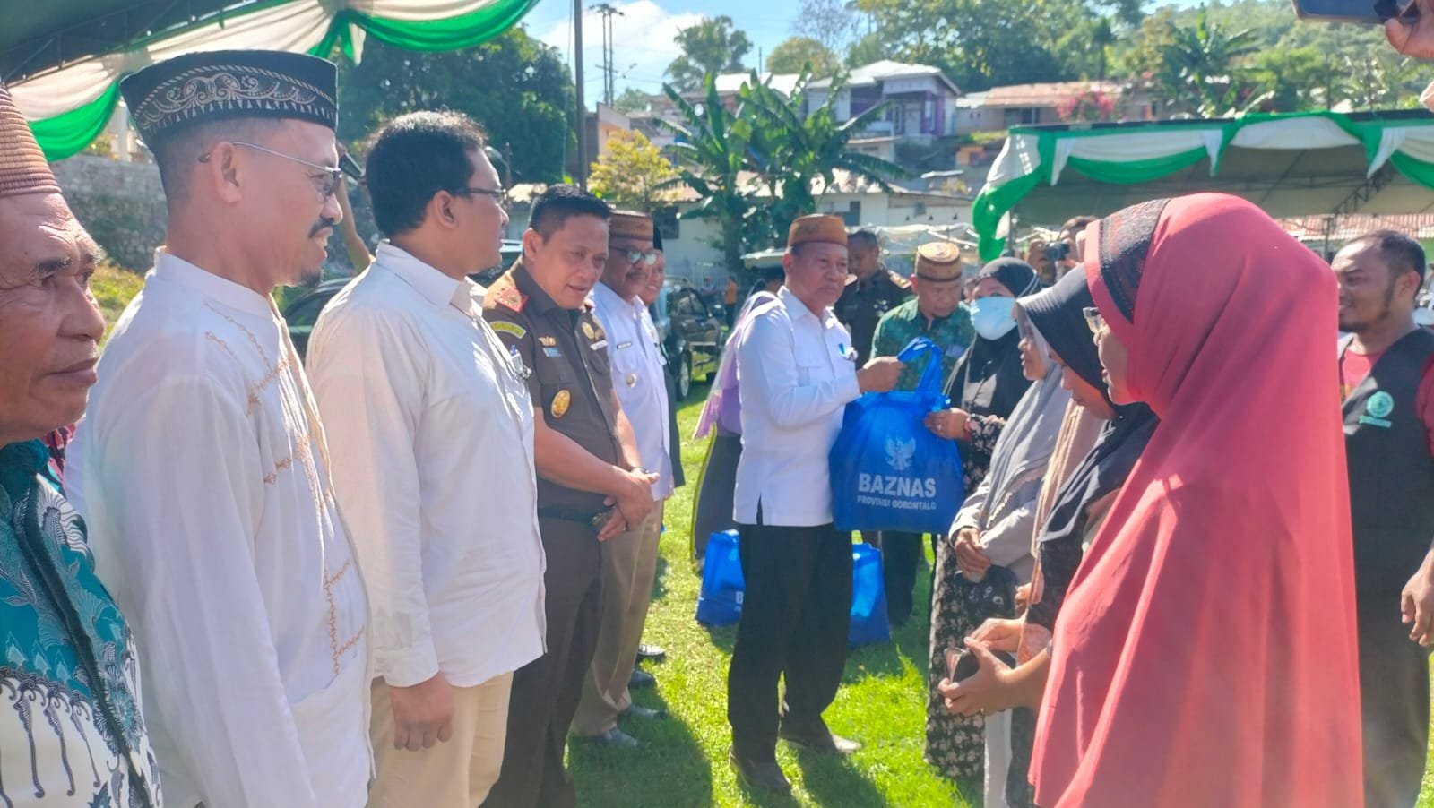 Plt Asisten III Bidang Administrasi Umum Setda Provinsi Gorontalo, Yosef Koton mewakili Penjabat Gubernur Ismail Pakaya saat memberikan santunan dari Baznas pada kegiatan Ramadan Fair 2024