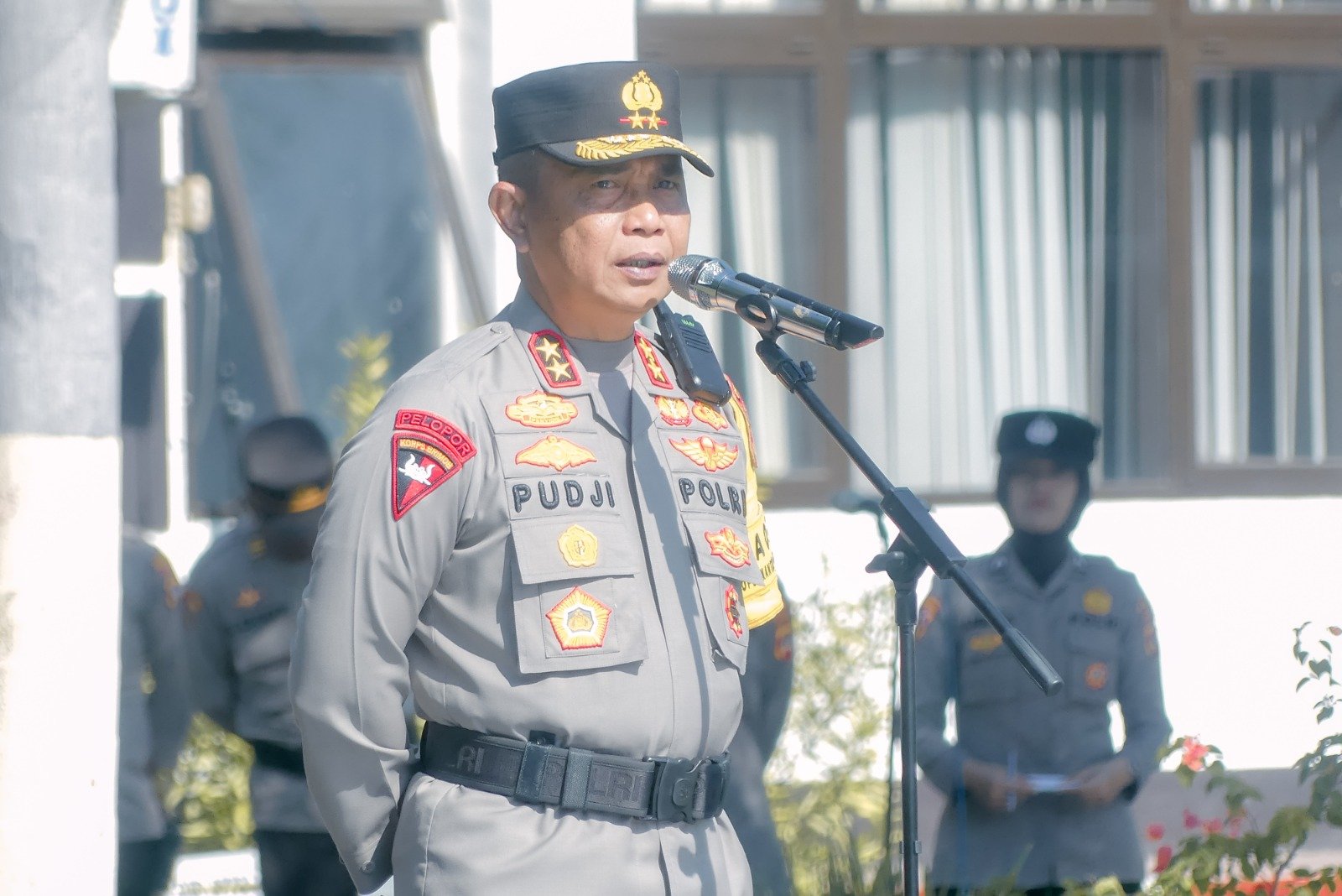 Kepala Kepolisian Daerah Gorontalo Irjen Pol Drs. Pudji Prasetijanto Hadi,MH, memimpin apel persiapan pengamanan kunjungan Presiden di Prov. Gorontalo