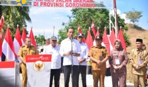 Inpres Jalan Daerah (IJD) di Provinsi Gorontalo diresmikan Presiden RI Joko Widodo bertempat di Desa Polohungo, Kecamatan Dulupi, Kabupaten Boalemo