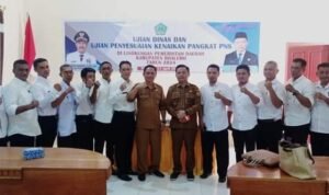 Penjabat Sekda Boalemo, Supandra Nur bersama peserta ujian Dinas dan ujian penyesuaian kenaikan pangkat di lingkungan Pemkab Boalemo
