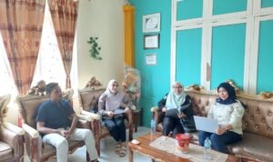 Kasie Promkes Dinkes Provinsi Gorontalo, Nancy Pembengo, S.Si saat melakukan Monitoring dan evaluasi (Monev) Posyandu di UPTD Puskesmas Berlian