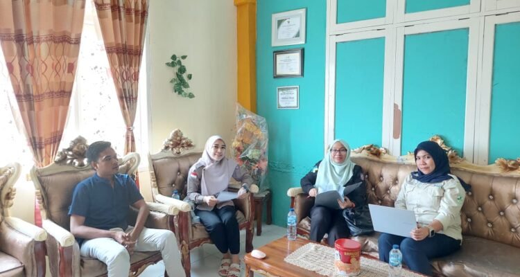 Kasie Promkes Dinkes Provinsi Gorontalo, Nancy Pembengo, S.Si saat melakukan Monitoring dan evaluasi (Monev) Posyandu di UPTD Puskesmas Berlian