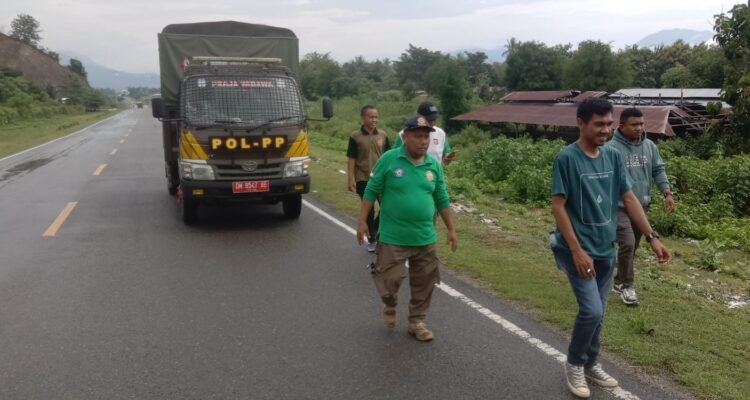 Satpol PP Provinsi Gorontalo Lakukan Pembersihan Sampah di jalan GORR