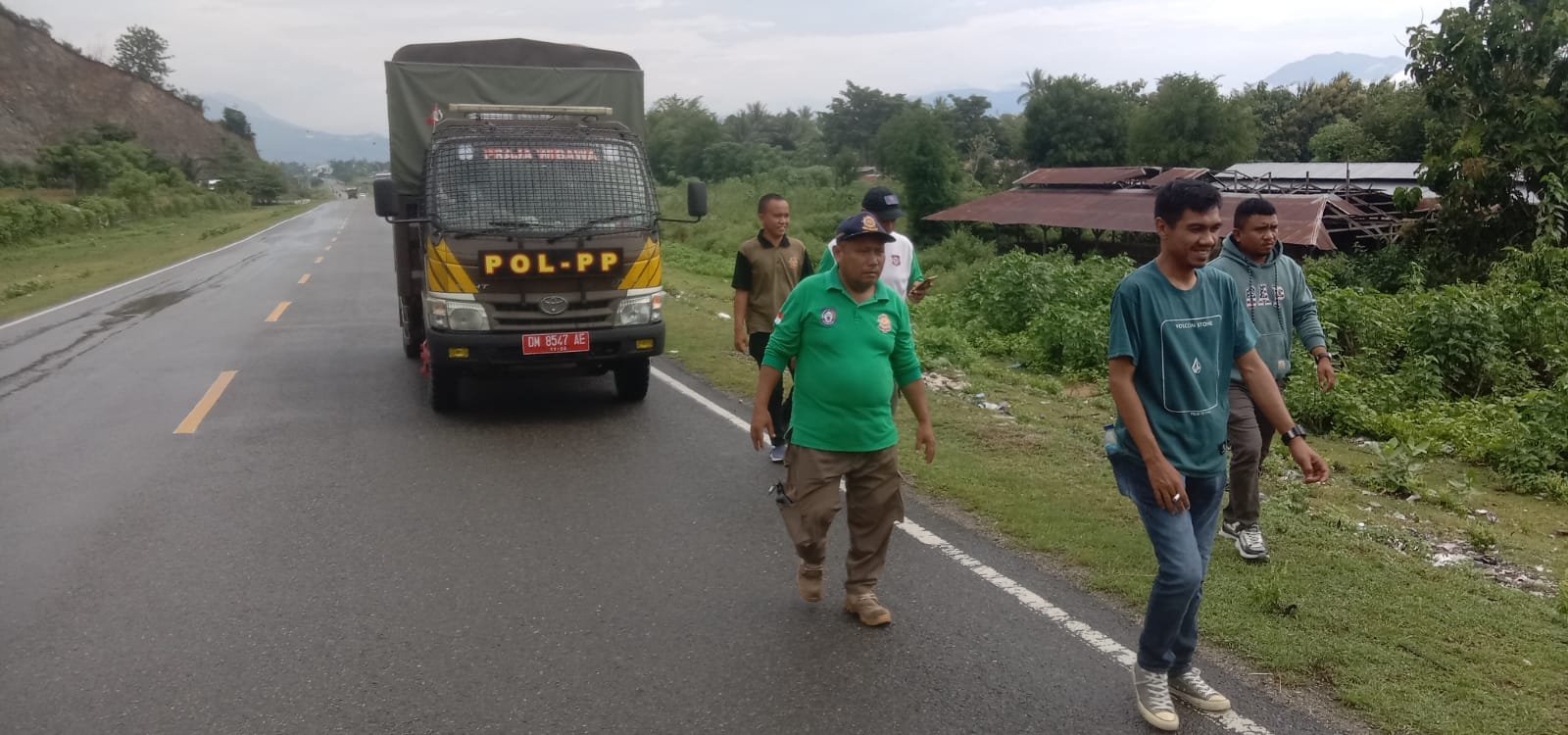 Satpol PP Provinsi Gorontalo Lakukan Pembersihan Sampah di jalan GORR