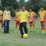 Ketua Askab PSSI Pohuwato Nasir Giasi jadi penendang perdana Bersina Cup 2034 yang digelar di Lapangan Hijau Desa Tahele, Popayato Timur